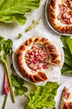 Raparperi on pirteä kesän merkki. Piirakan päällä se on parhaimmillaan.