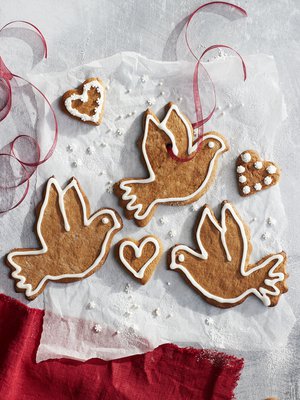 Rauhaa ja rakkautta jouluun! Leivo kyyhkysiä ja sydämiä perinteisestä piparkakkutaikinasta ja koristele pikeerillä. Ripustusaukon tekeminen onnistuu pillillä. Jos reikä paistuu umpeen, sen voi korjata, kun piparit tulevat uunista vielä pehmeinä.