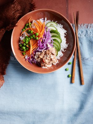 Tonnikala-bowlin ainekset on helppo pitää varalla kaapissa ja pakastimessa hyvän päivän varalle.