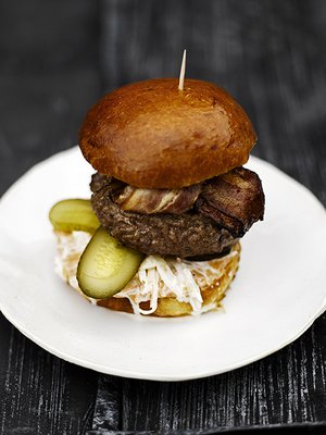 Tämä ei ole Naughty BRGR:n burgeri, mutta riisutta ja yksinkertainen hampurilainen kylläkin. Kuva: <span class="photographer">Sami Repo.</span>