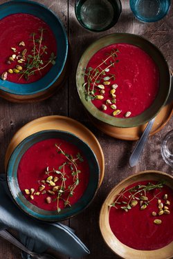 Lautasellinen väriterapiaa. Pehmeä punajuurikeitto hemmottelee kaikkia aisteja.