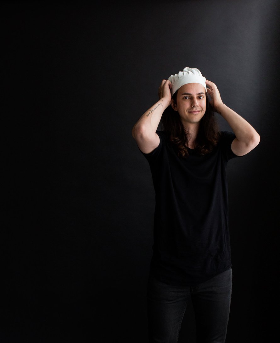 Sandron perustaja Richard on hummusasiantuntija. Kuva: <span class="photographer">Tuomas Kolehmainen</span>
