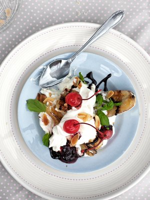 Kun banaanit käyttää parilan kautta, saa banana split uutta syvyyttä.