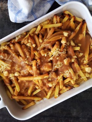 Poutinesta voi tehdä ison version vuokaan tai sen voi jakaa suoraan lautasille annoksiksi