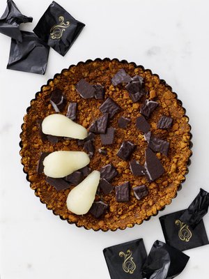 Tähteistä herkkuja! Lopuista pipareista ja suklaakonvehdeista sekä päärynöistä syntyy mainio piiras. Kuva: <span class="photographer">Sami Repo</span>