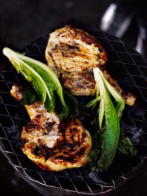 Broileri kannattaa grillata luineen, niin se pysyy mehevänä. Kuva: <span class="photographer">Sami Repo.</span>