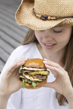 Kesän paras kasvishampurilainen on maukas ja mehevä. Onnistuneeseen kattaukseen kuuluvat myös kaverit ja aurinko. 