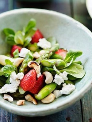 Parsa-mansikka-vuohenjuustosalaatti sisältää kaikki kesän parhaat maut. Kuva: <span class="photographer">Elvi Rista</span>