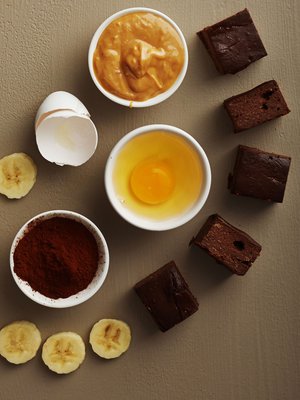 Huijarin browniet syntyvät neljästä aineesta - eikä mikään niistä ole sokeri, voi tai vehnäjauhot! Kuva: <span class="photographer">Panu Pälviä</span>