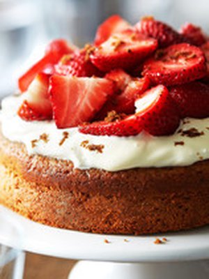 Kesän paras mansikkakakku. Kuva Panu Pälviä.