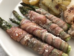Pekoniin käärittyä parsaa