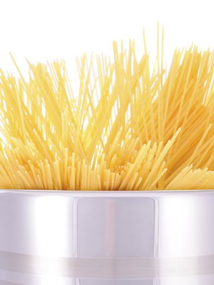 Pane ensin pasta kiehumaan ja tee sitten pikasoosi. Kuva: <span class="photographer">Istockphoto.</span>