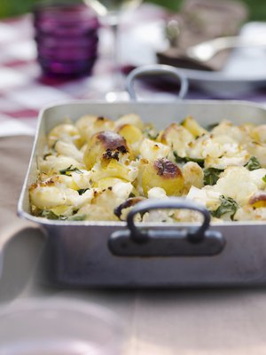 Keitetyistä perunoista valmistuu maukas vuokaruoka. Kuva: <span class="photographer">Ullamaija Hänninen</span>