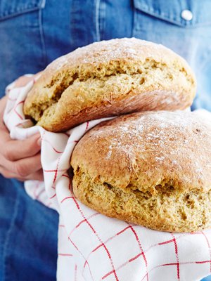 Tämä pikaleipä kohoaa soodan avulla eikä taikinaa tarvitse vaivata lainkaan. Kuva: <span class="photographer">Tuomas Kolehmainen</span>