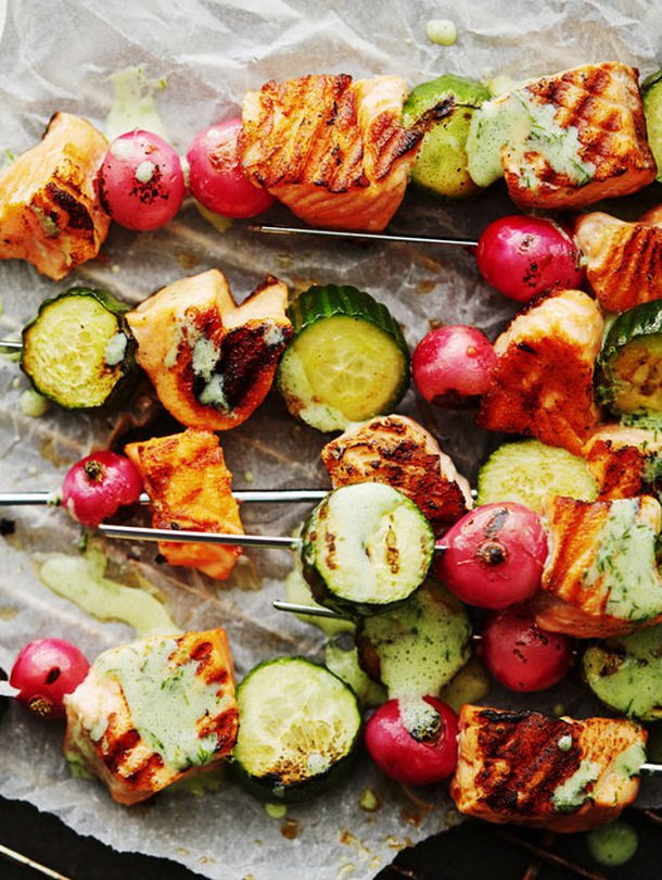 Kuka haluaisi kokata sisällä, jos ulkokokkauksen tuloksena on grillin raidoittamaa ruokaa? Kuva: <span class="photographer">Panu Pälviä.</span>