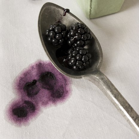 Sappisaippua puhdistaa ikävätkin marjatahrat. Kuva: Istockphoto.