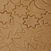 Rytmikäs kokki muotittaa yhden piparin per musiikin tahti. Kuva: <span class="photographer">Istockphoto.</span>