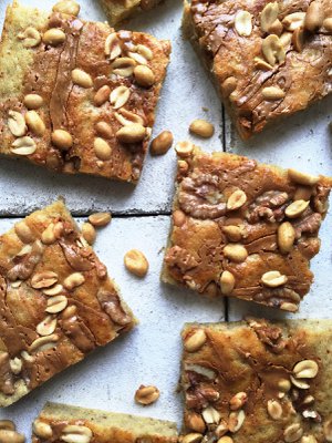 Banaanikakkupalat saavat tarvittavan suolaripauksen pähkinöiden muodossa.