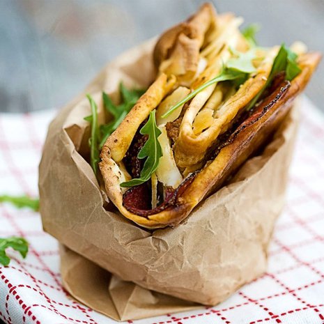 Texmex-hyllyn tortillalettunen muuttuu helposti pizza-wrapin kuoreksi. Kuva: <span class="photographer">Pia Inberg.</span>