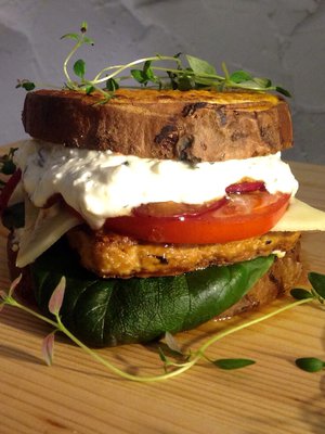 Vaikka tekisit bataattiburgerista vegeversion, se on täyttävää ruokaa.