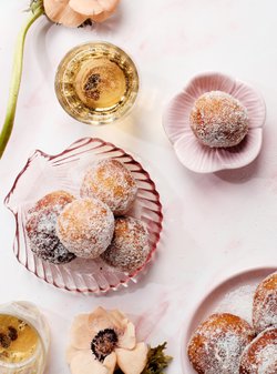 Munkkia syödessä huulet kimaltelevat. Maltatko olla lipaisematta?