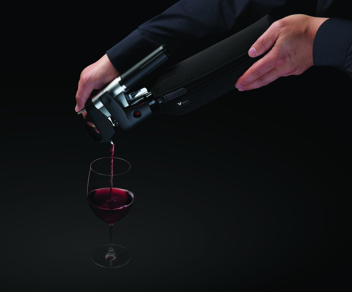 Uusi ihmevehje lupaa säilyttää avatun viinin muuttumattomana jopa vuosia. Kuva: Coravin.