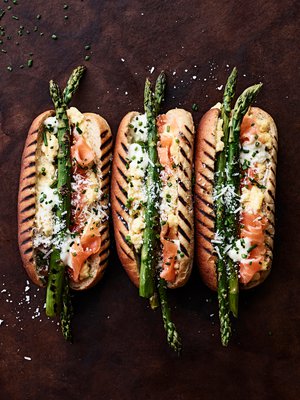 Grilli kuumaksi ja parsat parilalle.