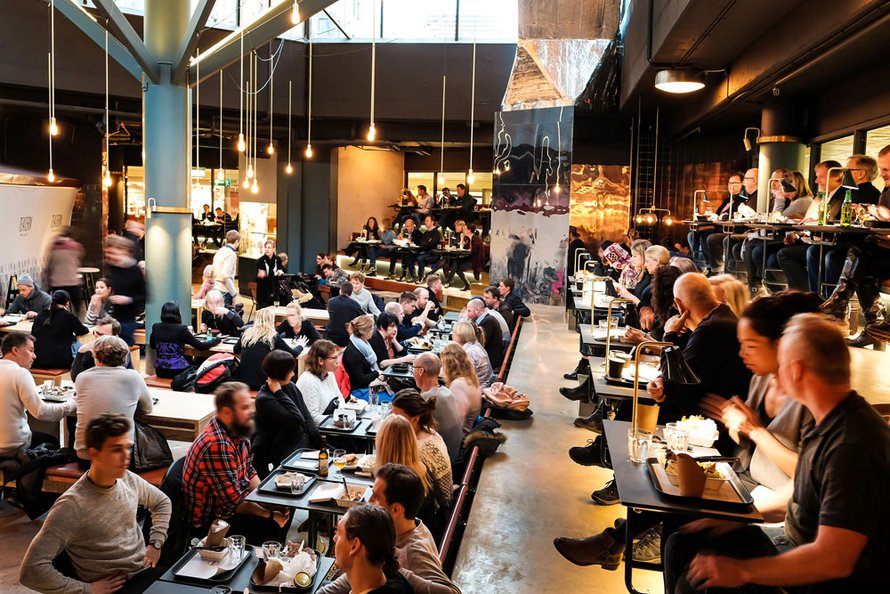 Ringen-kauppakeskuksen ravintolamaailmassa istutaan kuin teatterissa.