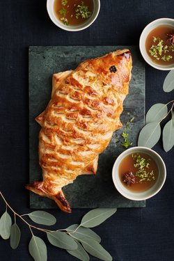 Mikä vonkale! Mehevä lohipiiras ui lounaalle tai iltapalapöytään, eikä juuri muuta tarvita.