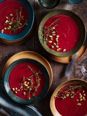 Lautasellinen väriterapiaa. Pehmeä punajuurikeitto hemmottelee monella tavalla.