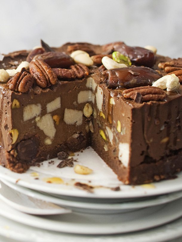 Rocky road -raakakakku ei ulkonäössä häviä tavalliselle kakulle. Kuva: <span class="photographer">Arto Vuohelainen</span>