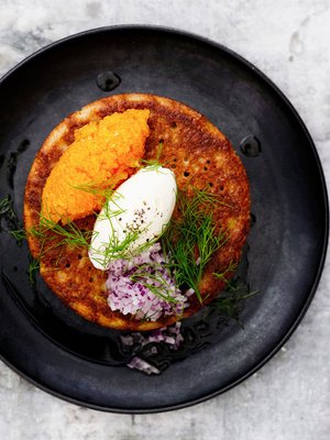 Perinteisesti blinit tarjotaan smetanan, punasipulin ja mädin kanssa. Kuva: <span class="photographer">Sami Repo</span>