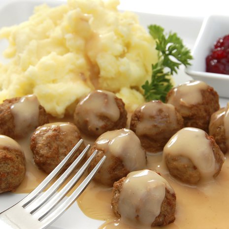 Lihapullan parhaat kaverit: muusi, soosi ja puolukka. Kuva: Istockphoto.