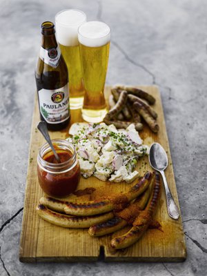 Mehevä perunasalaatti, kuuma grillimakkara ja kylmä olut. Ah!