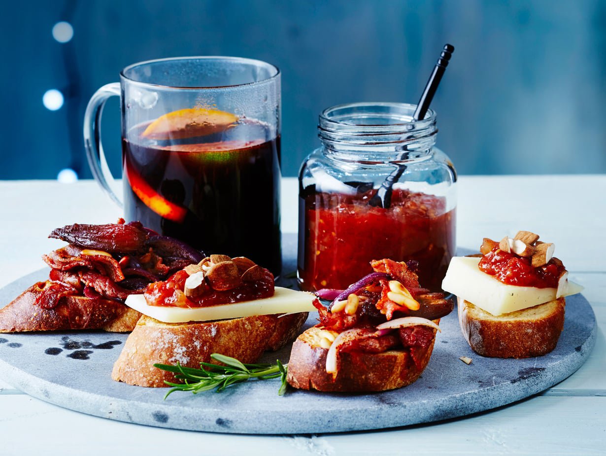 Pekoni-taatelipintxot sointuvat upeasti glögin kylkeen.