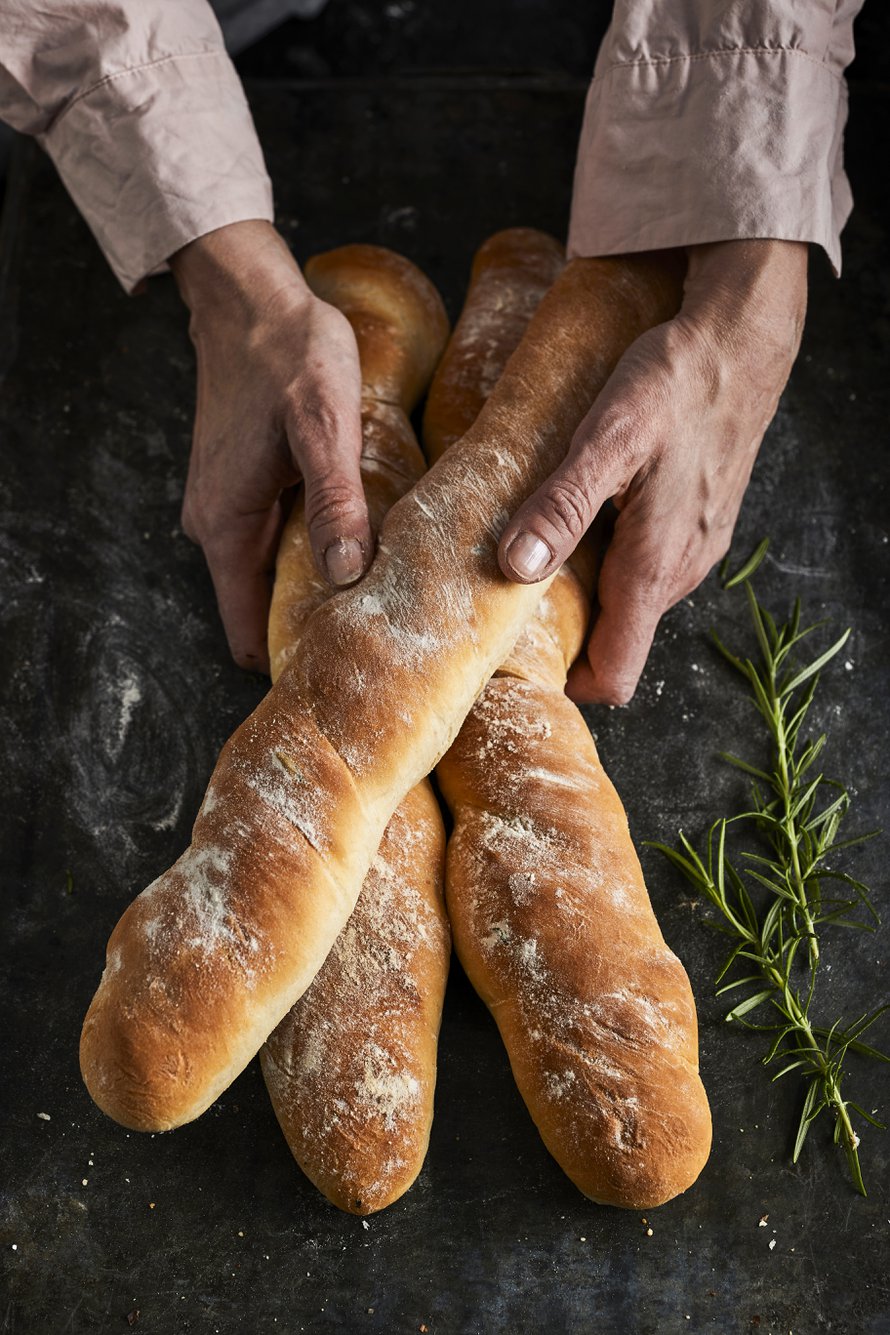 Parmesaanikantin paras paikka on raastettuna patonkitaikinassa. 