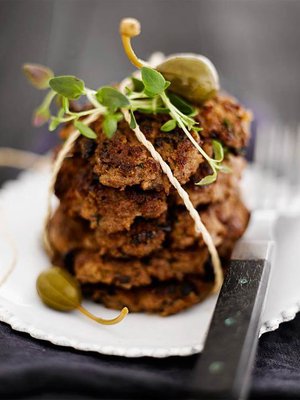 Sieniä, porkkanaraastetta, kesäkurpitsaa. Jauhelihapihveihin uppoaa monenlaista vihannesta. Kuva: <span class="photographer">Sami Repo.</span>