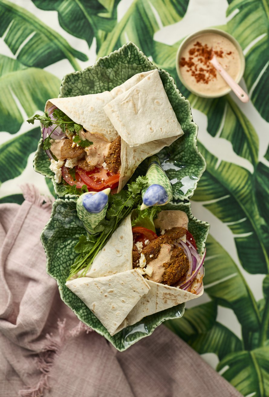 Herkulliset tortillat täytetään rapeilla vegesuikaleilla, fetalla, kasviksilla ja paprikamajoneesilla.