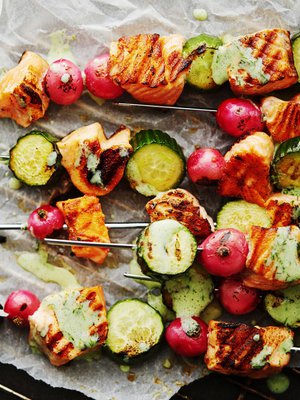 Kuka haluaisi kokata sisällä, jos ulkokokkauksen tuloksena on grillin raidoittamaa ruokaa? Kuva: <span class="photographer">Panu Pälviä.</span>