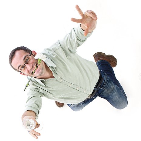 Huippusommelier Samuil Angelovin helpoilla nikseillä ihan tavallinen viini nousee uusiin sfääreihin. Kuva: Anna Huovinen