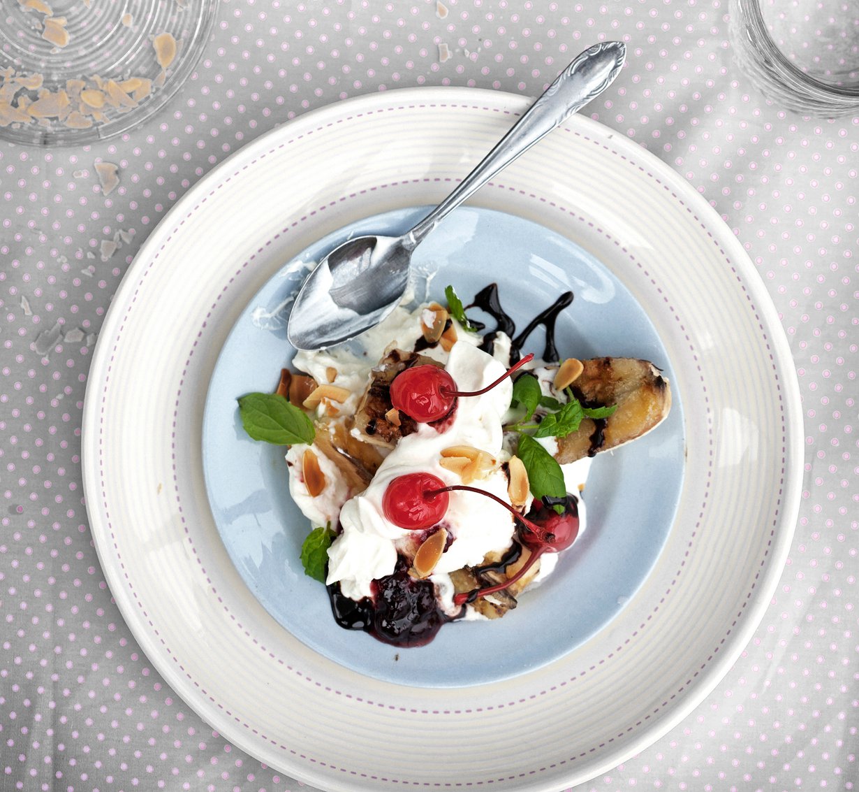 Kun banaanit käyttää parilan kautta, saa banana split uutta syvyyttä.