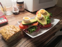 mantelijauho-vuokaleipä avokadolla ja kananmunalla