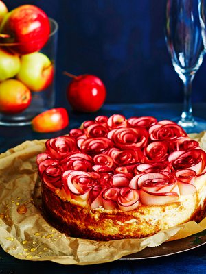 Kukat syntyvät kakun päälle esimerkiksi omenaviipaleista. Kuva: <span class="photographer">Tuomas Kolehmainen</span>