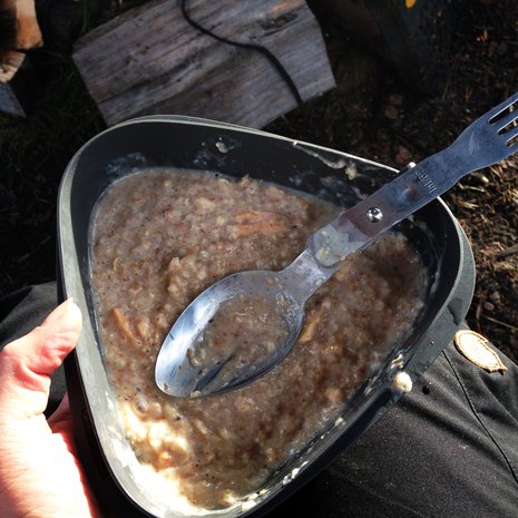 Tee-se-itse-puurosekoitus maistuu erityisen hyvältä nuotion ääressä vaelluskenkien kuivuessa vieressä. 