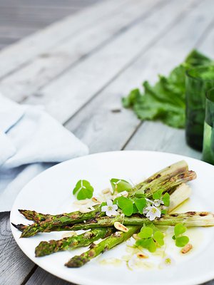 Grillatun parsan kanssa syötävä ketunleipä on lapsuuden metsäretkiltä tuttu villivihannes. Kuvat: Anna Huovinen.