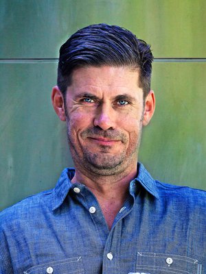 Tommi Korpela herkuttelee jäätelöllä ja punaviinillä. Kuva: <span class="photographer">Pia Inberg</span>