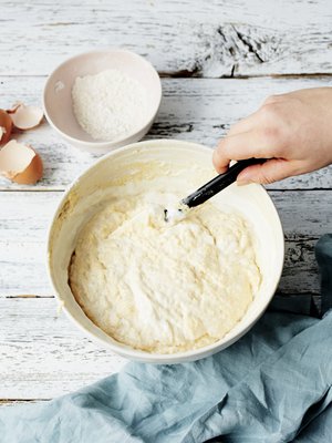 Helppo sekoitettava taikina ei sähkövispilää kaipaa. Kuva: <span class="photographer">Tuomas Kolehmainen</span>