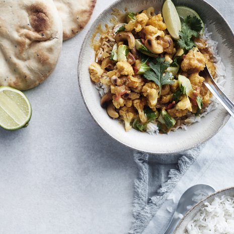 Tarjoa kukkakaalicurryn kaverina basmatiriisiä ja kaupan naanleipää.