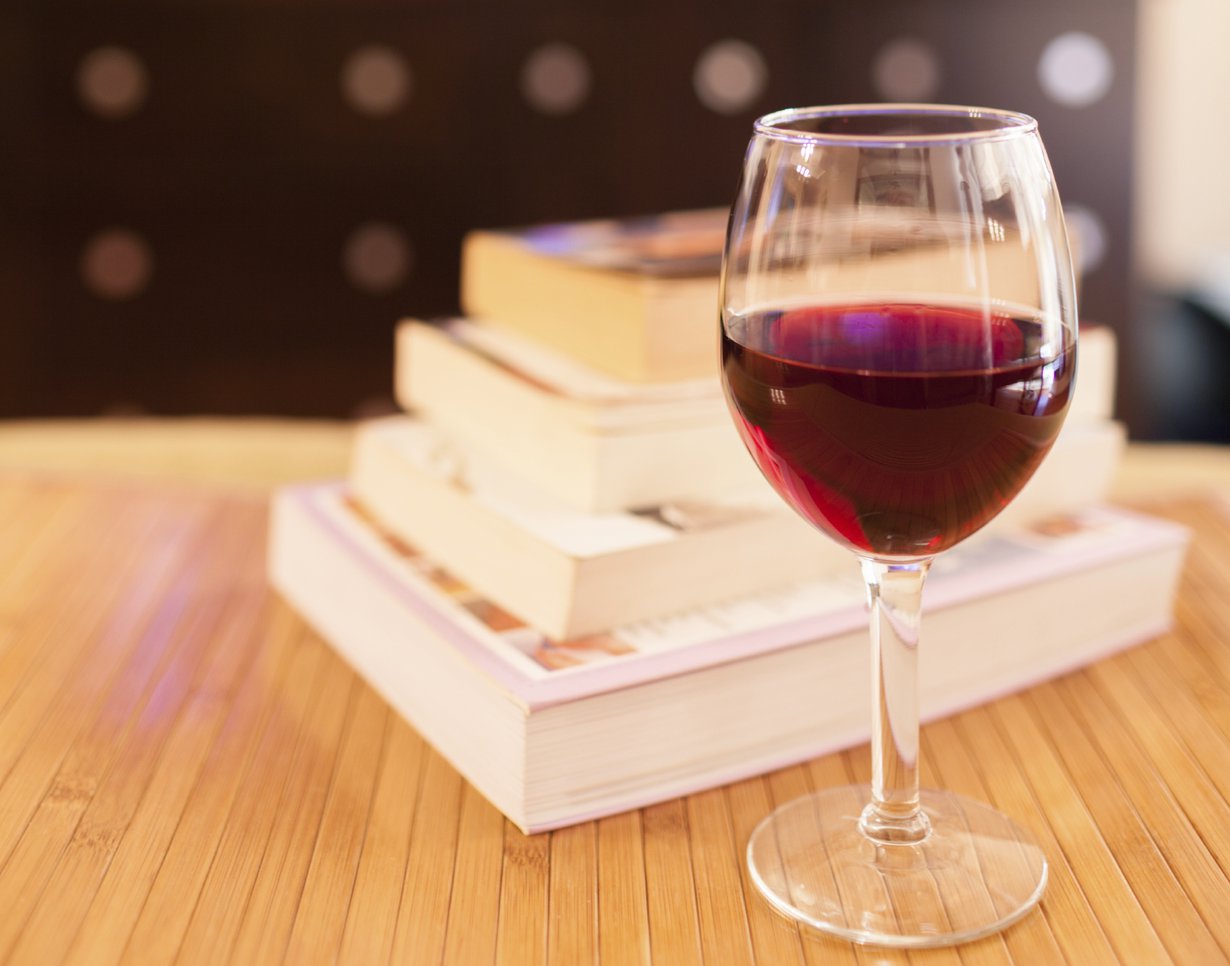 Hyvä kirja ja maukas viini. Syksyn toimivin yhdistelmä. Kuva: Istockphoto.