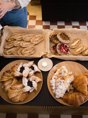 Varsinkin karjalanpiirakka ruskistetun voin kanssa ilahdutti.